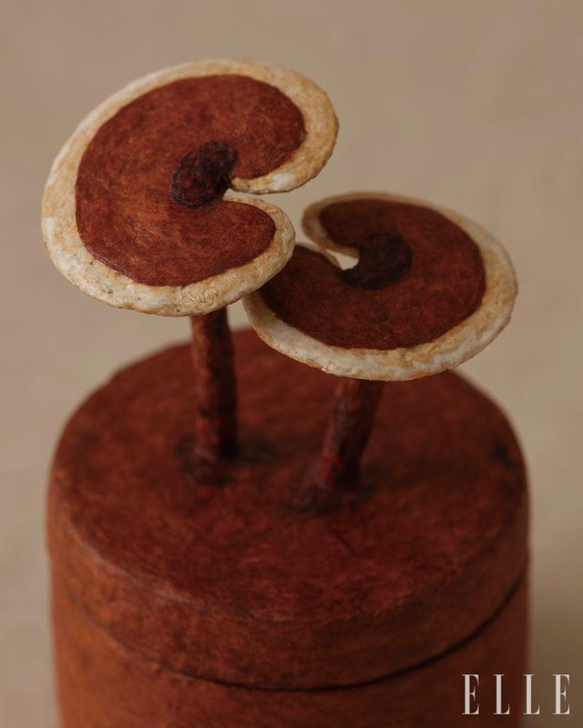 박갑순 장인은 까치와 호랑이 등 전통 민화에서 영감받은 지호 공예 기물을 선보였다.