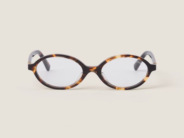 Miu Miu 빈티지한 톨토이즈 패턴의 타원형 뿔테 안경.