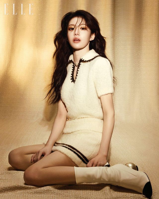 크림 컬러의 니트 톱과 스커트, 슈즈는 모두 Chanel. 