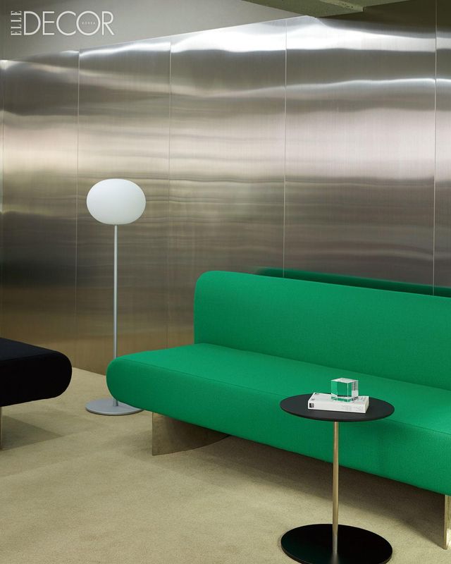 곡선과 직선이 극대화된 형태가 특징적인 ‘보이드 소파’. 