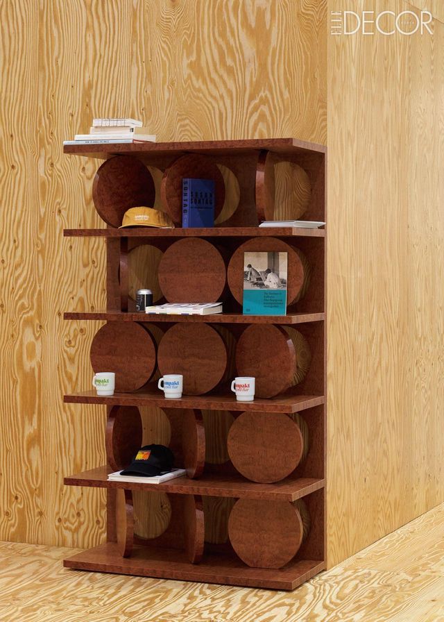  원판을 자유자재로 회전해서 사용할 수 있는 선반은 이광호의 ‘이클립스’.