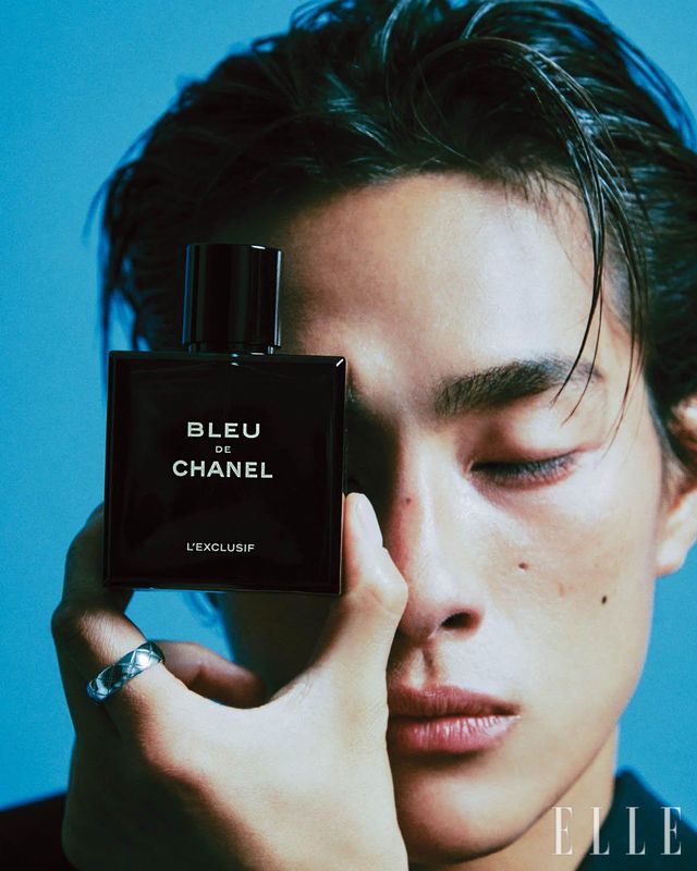 블루 드 샤넬의 세계관을 샤넬 하우스 조향사 올리비에 뽈쥬가 재해석해 과감하게 확장한 블루 드 샤넬 렉스클루시프. 강렬한 우디 앰버 노트의 잔향, 신비로운 딥 블루 컬러, 손끝에 미묘한 긴장감을 전하는 큐브 보틀의 반듯한 직선까지 이름에 걸맞게 후각과 시각, 촉각에 집중한 깊이 있는 비전을 담고 있다. 블루 드 샤넬 렉스클루시프, 60ml 26만2천원, 100ml 36만5천원, Chanel. 블랙 재킷은 Le17septembre. 코코 크러쉬 링은 Chanel.
