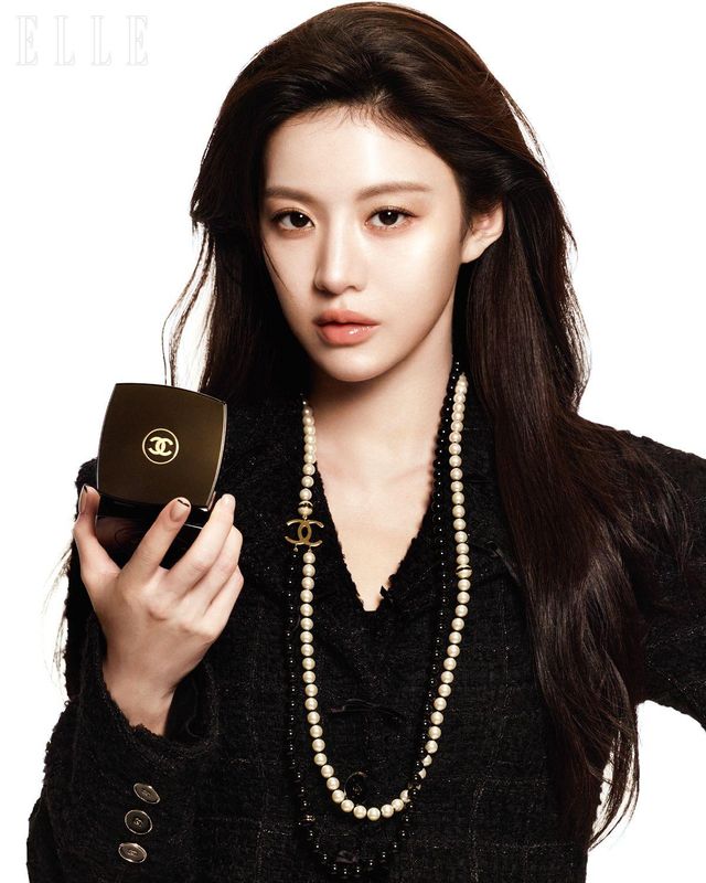 블랙 재킷과 네크리스는 모두 Chanel. 