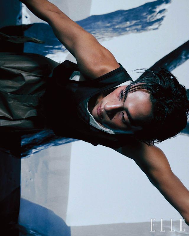 특정 수식어에 갇히지 않는, 정의할 수 없는, 홍태준만이 가질 수 있는 블루 빛깔의 휘광. 더 깊어진 신비로움과 도전 정신으로 커리어의 외연을 무ㅁ한 확장하길 기대한다. 남성성의 경계를 과감히 확장한 블루 드 샤넬 렉스클루시프처럼. 슬리브리스 톱과 와이드 팬츠는 모두 Songzio. 화이트 슬리브리스 톱은 스타일리스트 소장품.