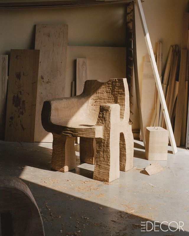 <아상블라주 7: 로스트 앤 파운드>를 위한 마케트와 실물 크기로 제작 중인 오브제의 제작 과정.