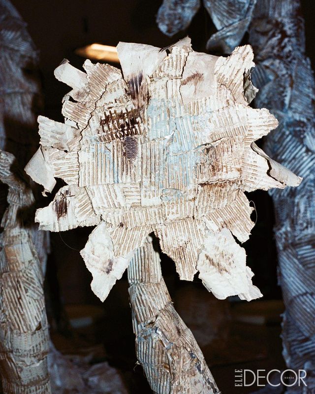 카드보드 플라워 조각 등 파예 투굿의 디자인 오브제와 재료.