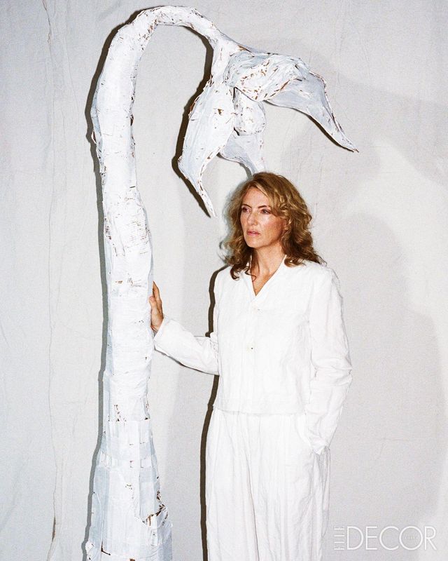  ‘2025 메종 & 오브제’에서 올해의 디자이너(Designer of the Year)로 선정된 파예 투굿과 카드보드 플라워 형태의 설치미술 작품.