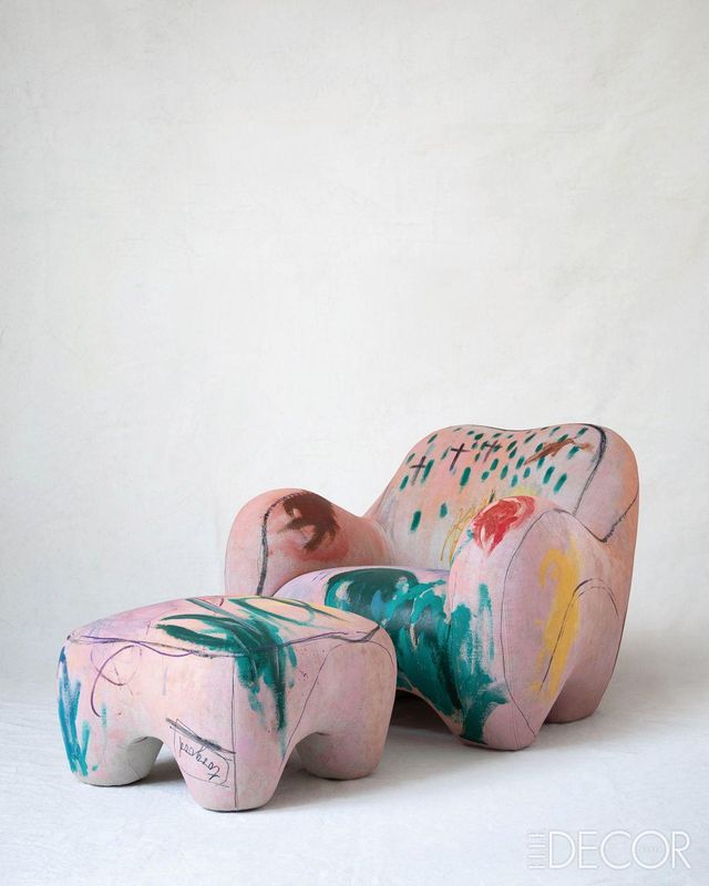 얼마 전 뉴욕 전시 〈루시드 드림 Lucid Dream〉(2025)에서 선보인 구미 암체어와 풋 스툴은 생동감 넘치는 컬러로 핸드페인팅한 것.