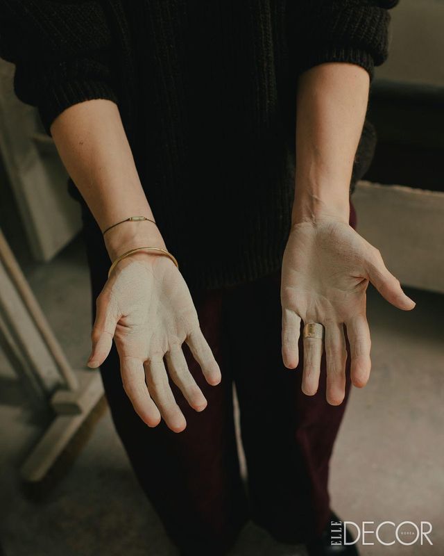 작업 중인 파예 투굿의 손. 그는 도면을 그리지 않고 재료와 직접적인 대화를 나눈다. 