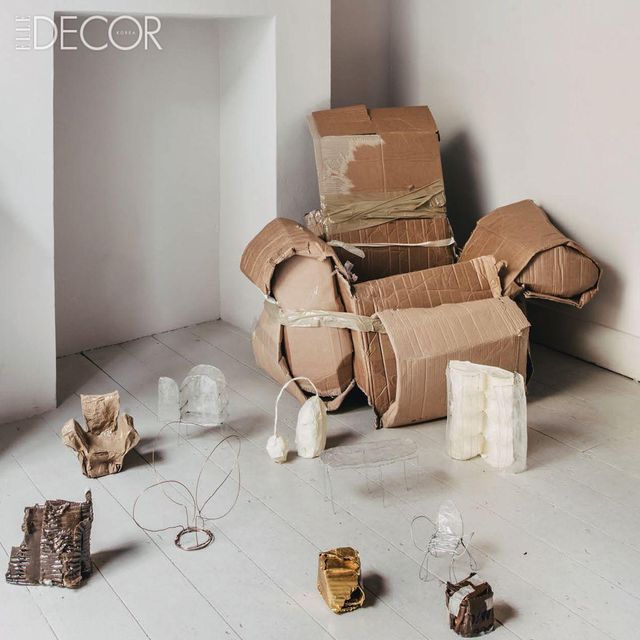 파예 투굿은 도면을 그리지 않고 카드보드, 종이, 철사 등 다양한 재료를 손으로 만져 형태를 잡아간다. 그의 상징적인 디자인 오브제이자 기법이 된 ‘마케트’들.