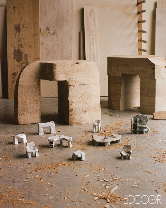 〈아상블라주 7: 로스트 앤 파운드〉를 위한 마케트와 실물 크기로 제작 중인 오브제의 제작 과정.