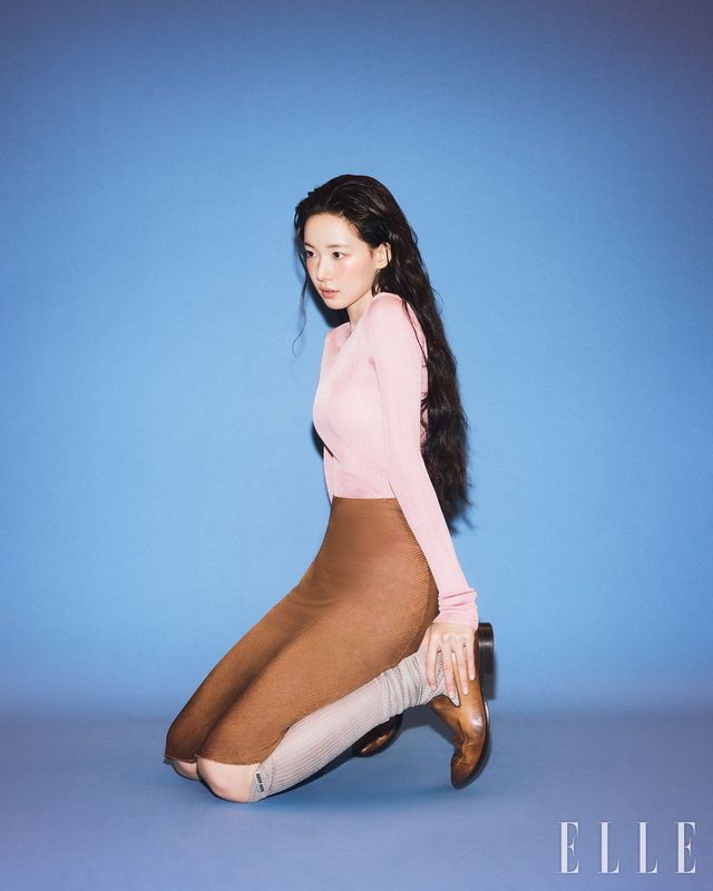 니트 톱, 미디 스커트, 니삭스, 로퍼는 모두 Miu Miu.