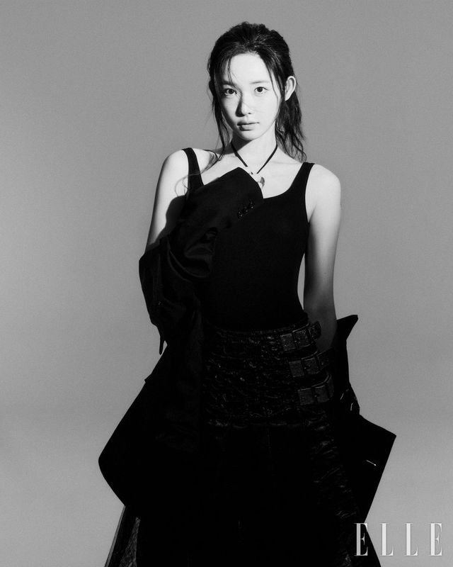 레이스 스커트는 Junya Watanabe, 재킷과 보디슈트는 스타일리스트 소장품.