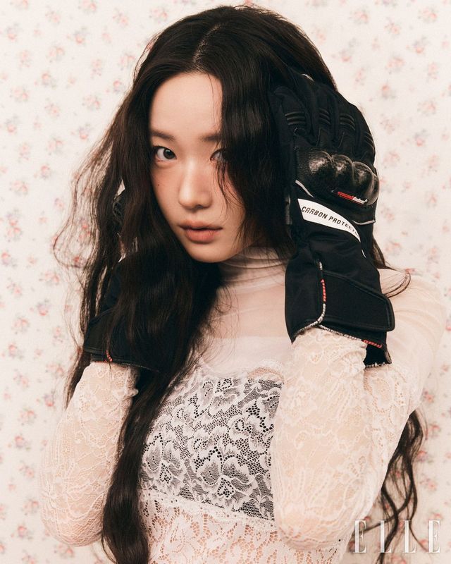 시스루 레이스 톱은 Blumarine.