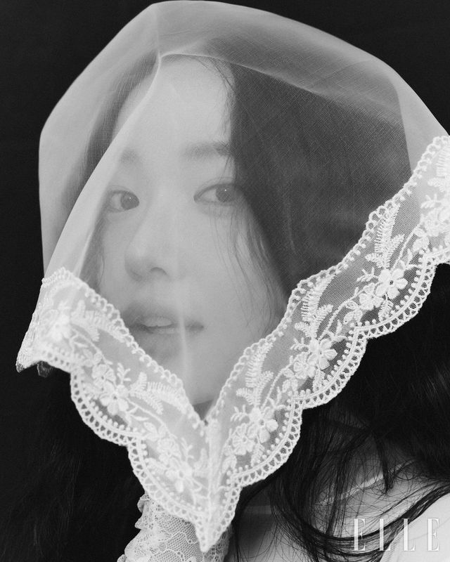 톱은 Blumarine, 도일리 베일은 에디터 소장품.