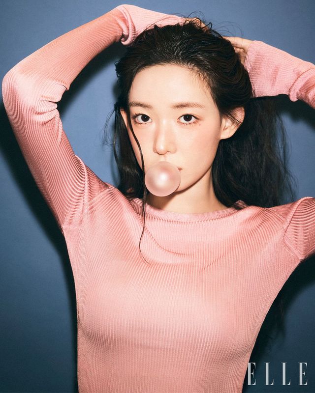 니트 톱은 Miu Miu.