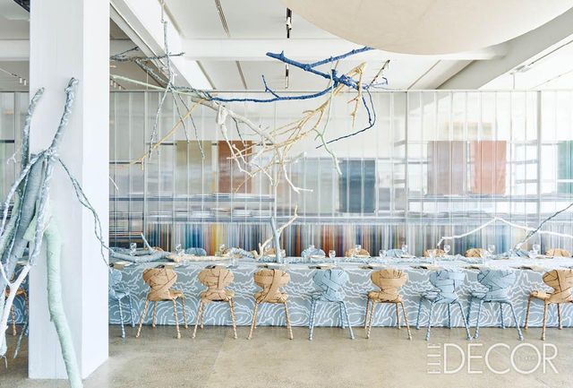 크바드랏 코펜하겐 쇼룸에서 펼쳐진 ‘In Nature We Trust’ 프레젠테이션 전경. 숲에서 채집한 나뭇가지를 패브릭으로 감싸 거대한 패브릭 숲을 만들었다. 