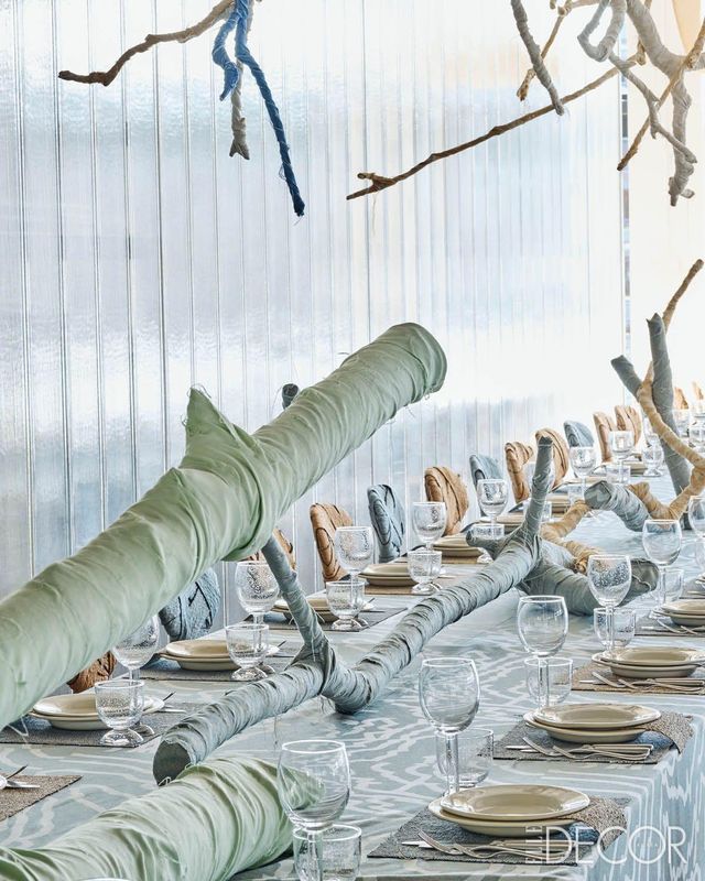 이번 컬렉션에 포함된 컬러 팔레트와 그에 영감을 준 다양한 컬러 레이어가 돋보이는 스톤. 