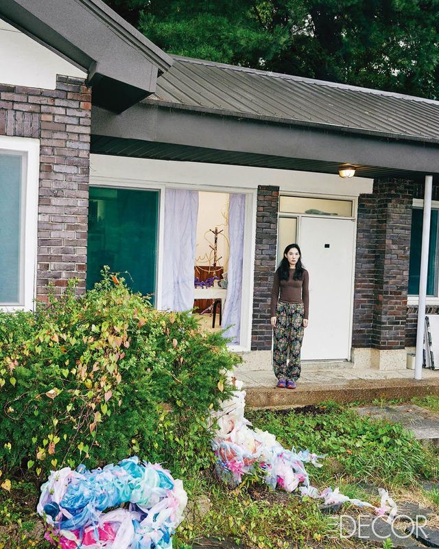 부암동 작업실 앞에 선 우한나 작가. 앞에 놓인 컬러플한 오브제는 ‘My Job’ ‘Swinging’ 일부.