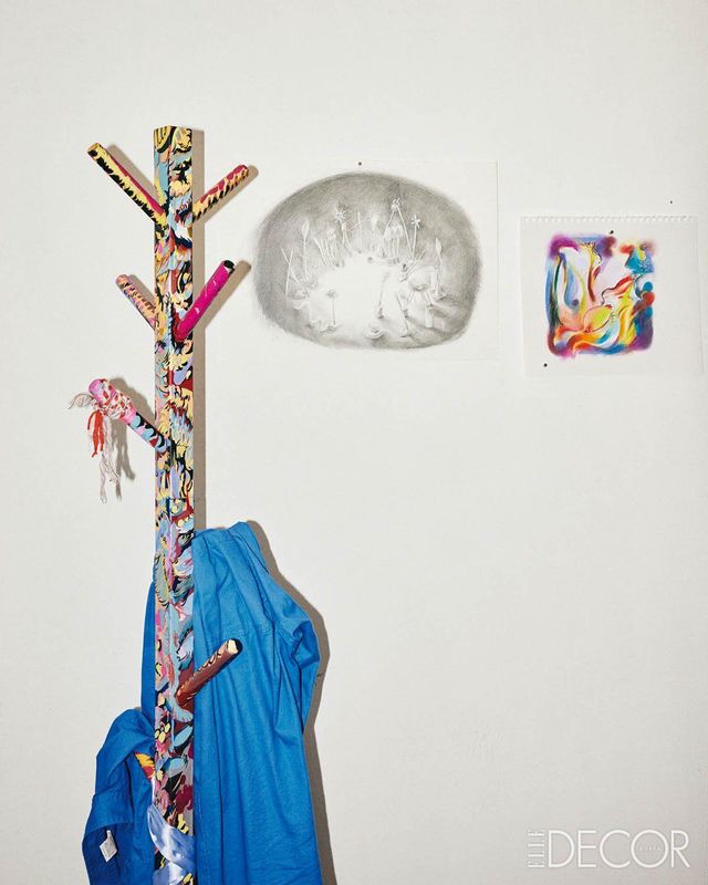  전시 구성의 일부로 직접 채색한 옷걸이, 설치미술 작업의 토대가 된 드로잉, 뉴욕 체류 중 새롭게 시작한 파스텔 드로잉이 걸린 벽. 