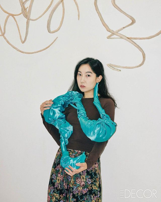 2026 아트 바젤 홍콩에서 발표할 신작 ‘Bag with you’를 들고 있는 우한나 작가. 위에는 또 다른 조각의 뼈대가 될 오브제가 매달려 있다.