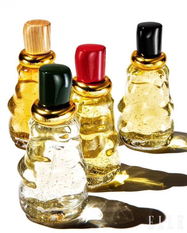 아쿠아 살레 오 드 퍼퓸, 콜포 디 솔레 오 드 퍼퓸, 컴 위드 미 오 드 퍼퓸, 알케미 오 드 퍼퓸, 각 67만원, Bottega Veneta.