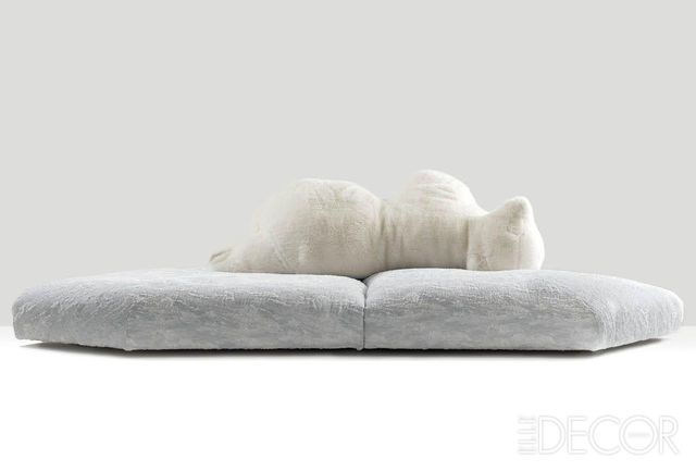 빙하 위에서 휴식을 취하는 북극곰을 둘러싼 비정형적인 형태의 팩(Pack) 소파. 에드라만의 디자인적 접근을 엿볼 수 있다. 