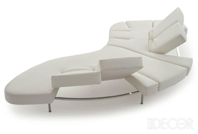 신소재 젤리폼과 깃털로 패딩 처리해 얼음층과 유사한 질감을 표현해 냈다. 플랩(Flap) 소파는 하나의 구조에서 다양한 사용을 가능하게 하는 진정한 멀티퍼포즈 가구다. 