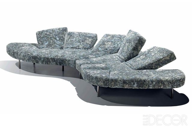 두께는 14cm에 불과하지만, 아홉 개의 모듈이 여섯 단계의 각도로 조절된다. 등받이, 팔걸이, 헤드레스트, 좌석, 풋레스트 등 자유롭게 활용 가능하다.