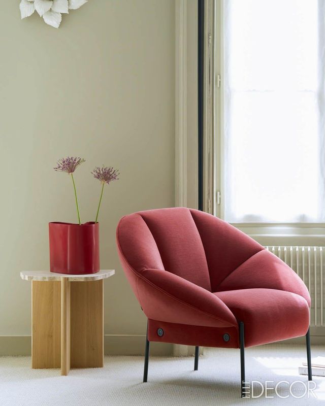 종이접기 과정에서 영감받은 페페(Paipaï)는 접힌 면이 그대로 폼의 형태를 만들어내며 실루엣을 부드럽게 강조한다.