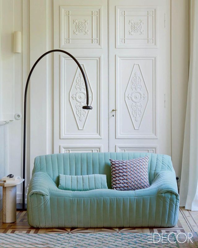 1975년에 탄생한 아이코닉 소파 산드라(Sandra)가 현대적 감각을 입고 재탄생했다. 유려한 곡선과 포근한 볼륨이 공간을 부드럽게 감싸안는다. 