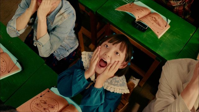 대표 장면인 속독 훈련 신. 속독 학원에서 선생님의 수업에 따라 소근육 마사지를 이어가며 꿈꾼다. 퍼포먼스에 몰두하는, 해야만 하는 우리를 떠올리게 한다.