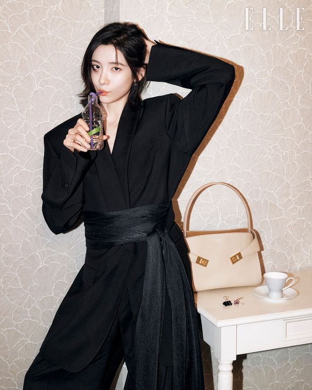 턱시도 재킷과 팬츠, 허리를 부드럽게 감싼 프린지 롱 벨트, 바라버클 이어링, 미디엄 사이즈의 허그 소프트 백은 Ferragamo.