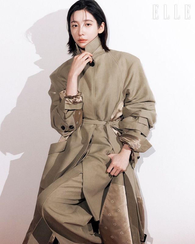 모노그램 배색의 코튼 트렌치코트와 테일러드 재킷, 팬츠는 Ferragamo.