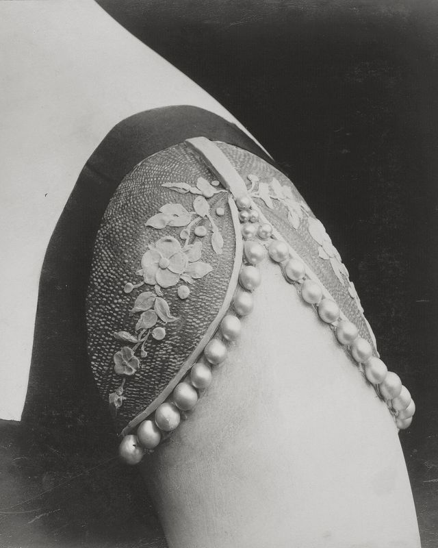 1880년 제작한 어깨에 착용하는 오너먼트. 'THE SILHOUETTE' 하이 주얼리 피스의 영감이 된 작품.