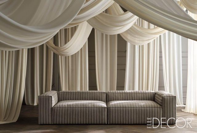 선명하고 대담한 스트라이프 패턴의 리노르 패브릭을 적용했다. 이 소재는 ‘오코텍스 스탠더드 100(OEKO-TEXⓇ STANDARD 100)’ 인증을 획득했다. 