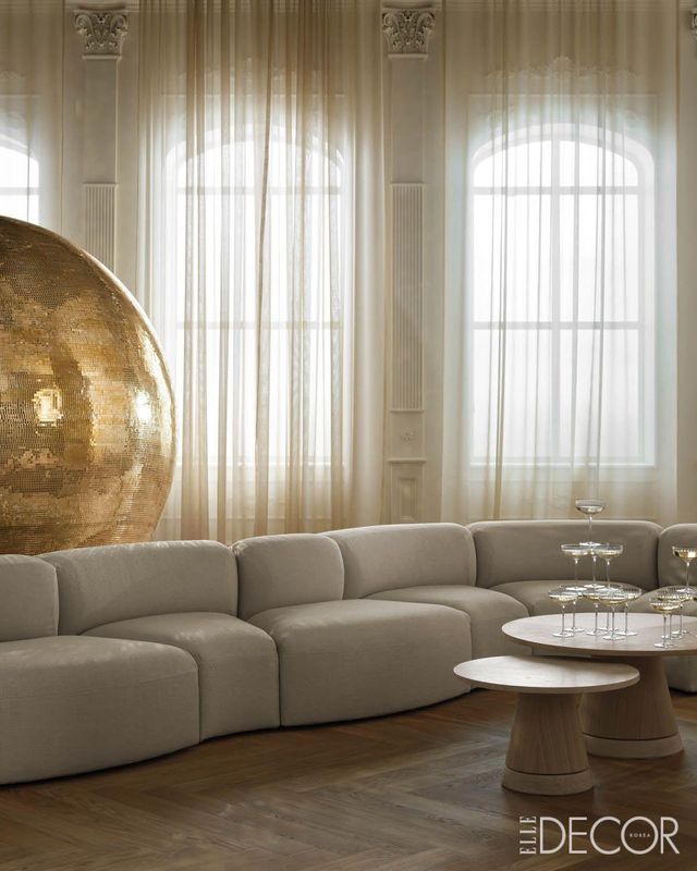 앵글(Angle) 모듈러 소파는 클래식한 구성부터 비대칭적인 형태까지 자유롭게 조합할 수 있다. 