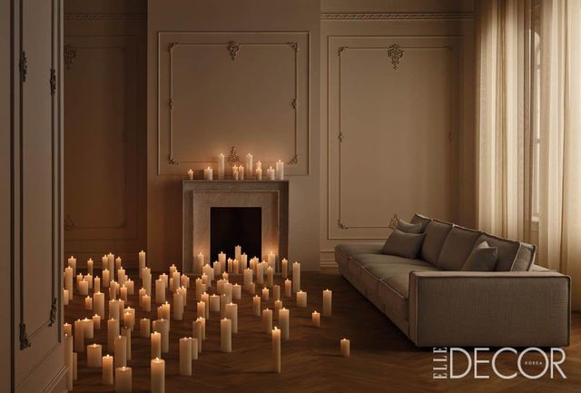 천연 트래버틴에 독특한 패턴을 더한 에이다(Eida) 커피 테이블은 고요하면서 생동감 있는 분위기를 만들어낸다. 사각과 원형 등 다양한 형태로 높이와 크기를 조합해 건축적인 무드를 연출할 수 있다.