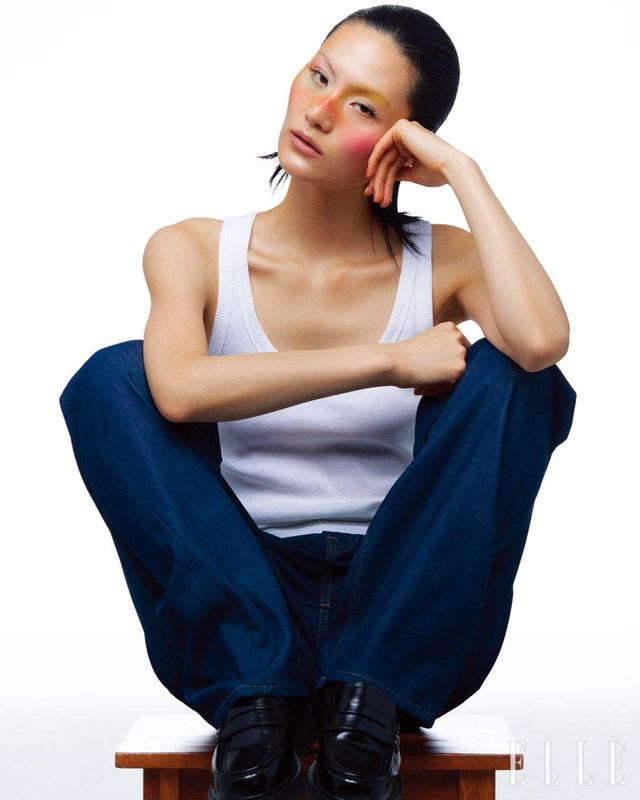 화이트 톱은 Monoha. 데님 팬츠는 Calvin Klein. 슈즈는 & Other Stories. 