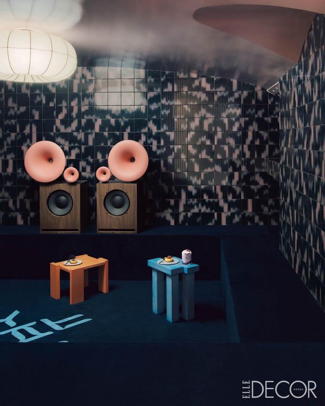 서울에서 가져온 소재와 레퍼런스를 파리의 코드로 번역해, 두 문화의 융합이 자연스럽게 보이도록 연출했다. 