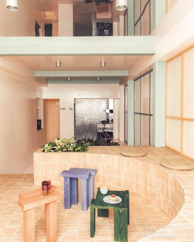 한국의 찜질방 문화를 엿볼 수 있는 카페 신(Café Shin). 