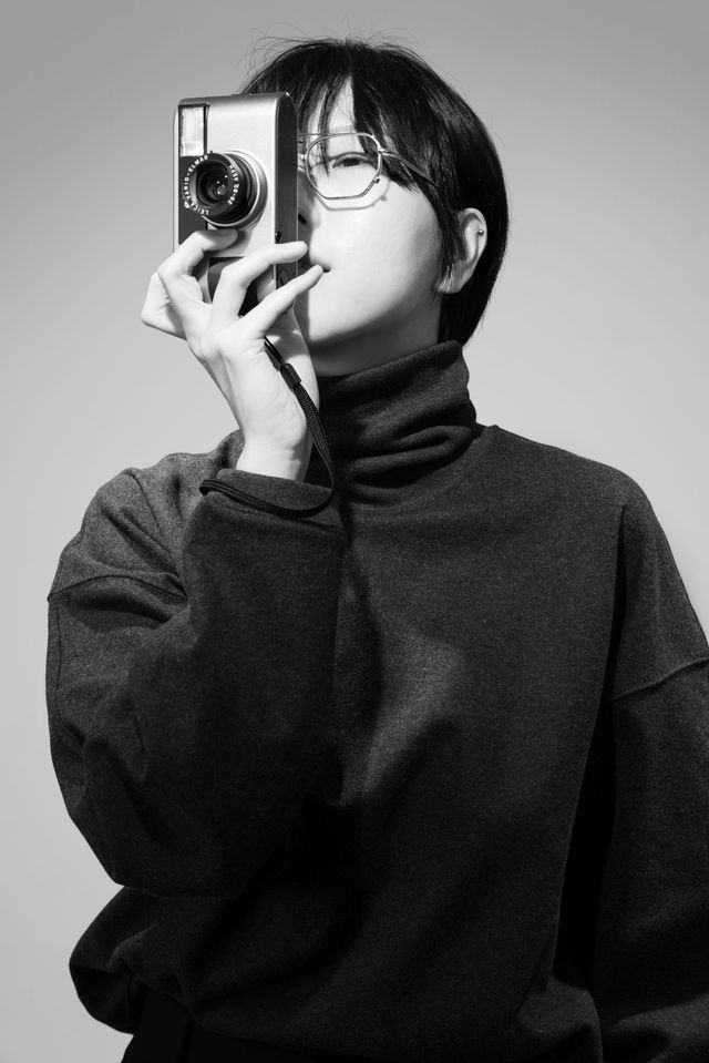 고려대학교 심리학과 졸업 후 동 대학원 철학과에서 석사 과정 중에 있다. 에세이 『겨울의 언어』, 시집 『우화들』을 비롯한 여러 권의 책을 냈다. 유튜브 채널 〈겨울서점〉을 운영 중이며, MBC 표준FM 〈라디오 북클럽 김겨울입니다〉를 4년 반 동안 진행했다.