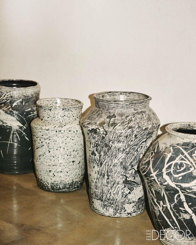 어두운 흙 위에 백토를 발라 다양한 기법으로 장식한 ‘분청’ 시리즈.