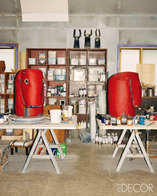 작품 제작이 한창 진행되고 있는 작업대. 