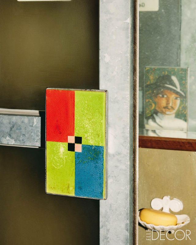 타일을 조합해 만든 문손잡이.