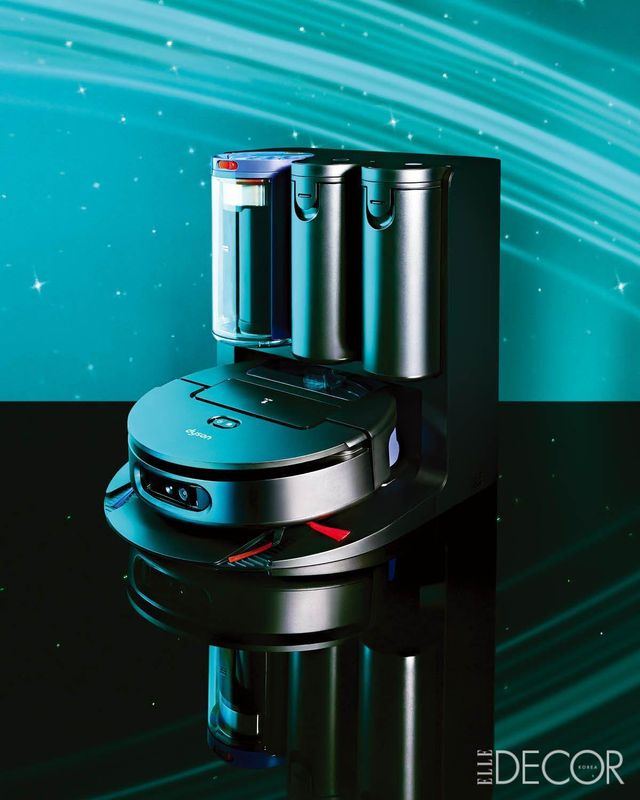  AI 기술로 얼룩을 식별하고, 최대 15회 반복 청소로 바닥을 관리하는 차세대 로봇 청소기. 먼지 비움부터 세척, 급수, 충전까지 자동화했다. 1백79만원, Dyson.