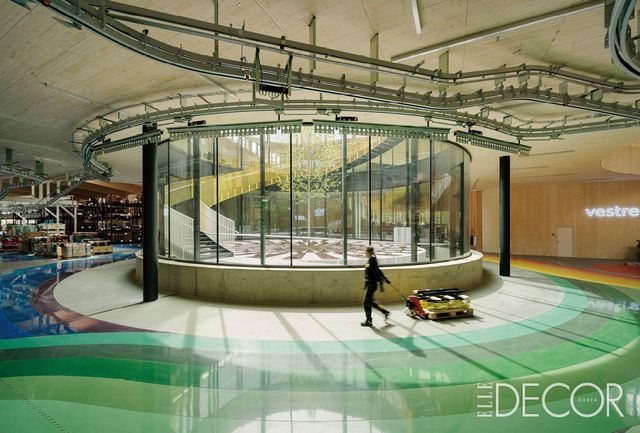 창고와 도장 공장, 목재 공장, 조립 공정으로 나뉜 네 개의 구획은 각각의 고유 컬러 코드까지 갖고 있다. 