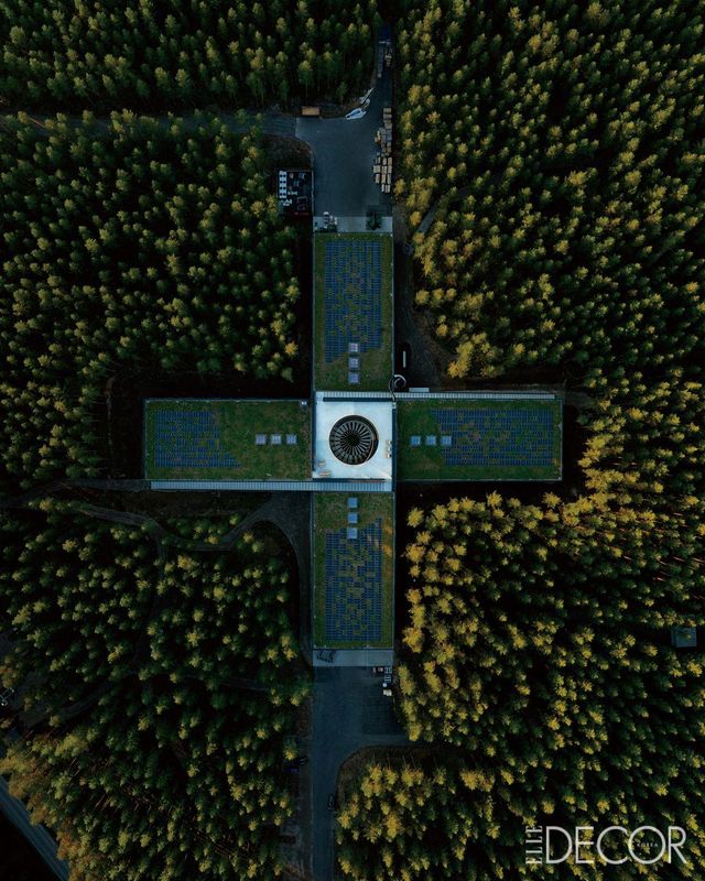 숲 한복판에 자리한, 세계에서 가장 친환경적인 가구 공장 더 플러스. 네 개의 생산 구역이 교차한다. 