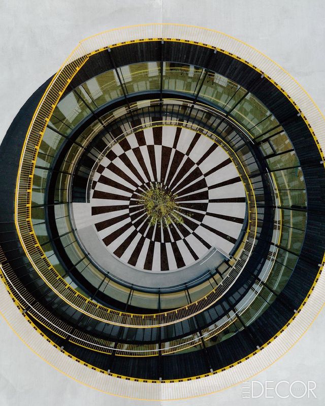 중간 교차점의 지붕에 올라 바라본 모습.