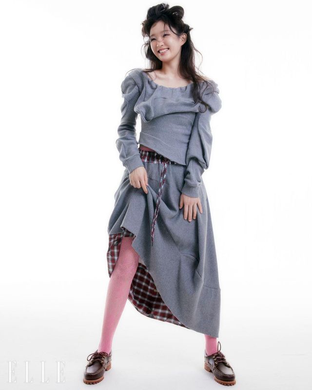 스웻 소재 톱과 스커트는 모두 Vivienne Westwood, 보트 슈즈는 Timberland, 타이즈는 스타일리스트 소장품.